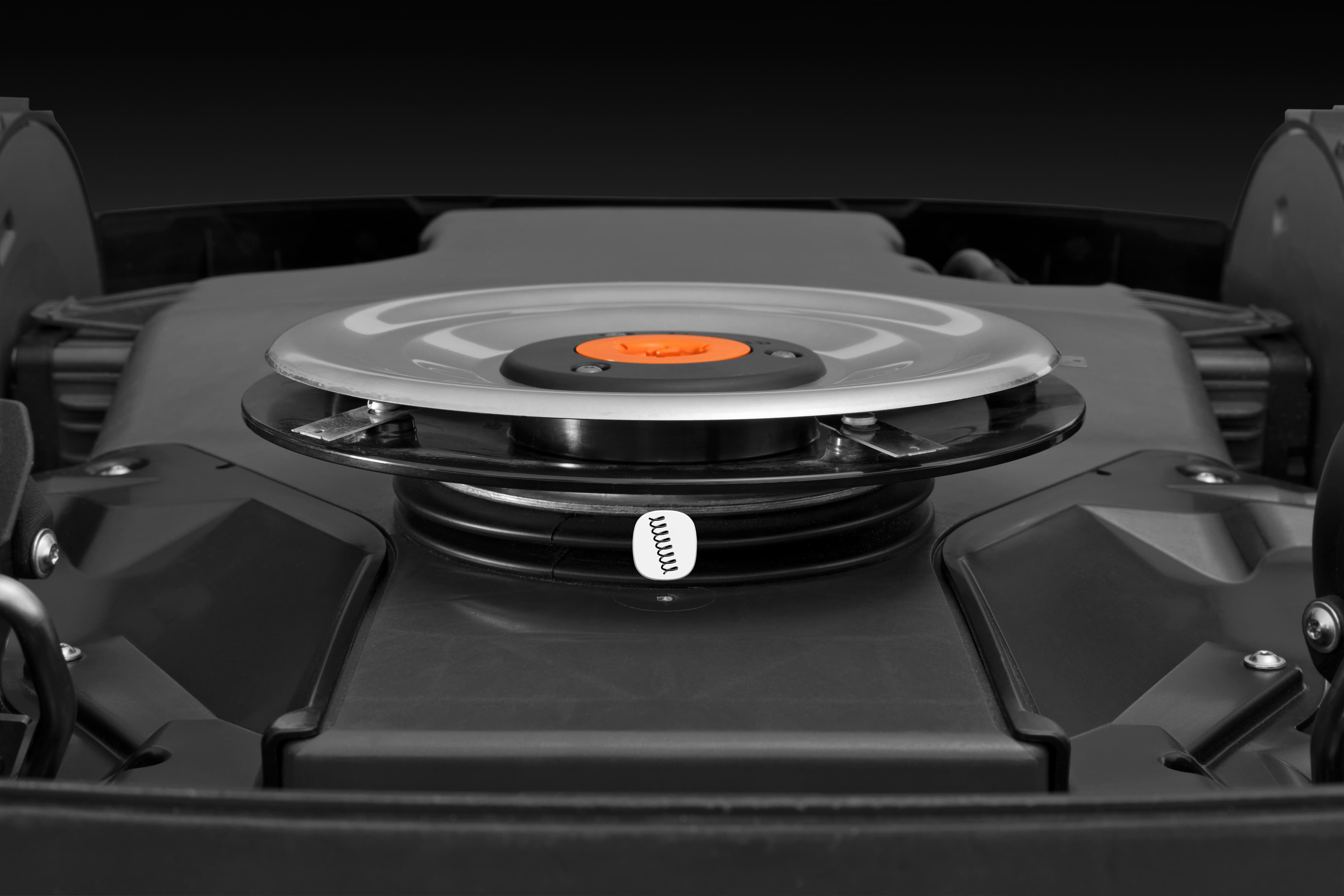 Spring-loaded cutting system that flexibly adapts to the contour and unevenness of the ground surface, ensuring optimal cutting results. Typical of Husqvarna, the robust cutting disc system is equipped with sharp, razor-like blades made of strong carbon steel, providing an exceptional cutting performance and extremely low energy consumption. image